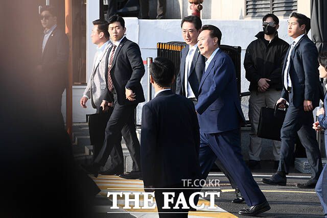 윤석열 전 대통령이 11일 오후 서울 용산구 한남동 대통령 관저 정문에서 퇴거하고 있다. /서예원 기자