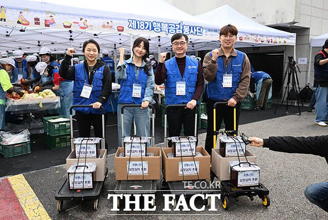 배우 박하선(왼쪽에서 두 번째)과 임기근 기획재정부 제2차관(왼쪽에서 세 번째)이 31일 오전 서울 강서구 강서노인종합복지관에서 열린 취약계층을 위한 김장김치 나눔 봉사활동에 참석해 기념촬영을 하고 있다. /박헌우 기자