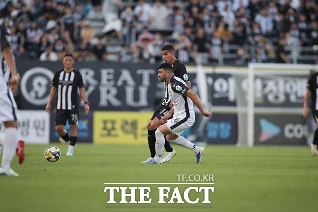 4위 전남과 6위 성남의 2일 맞대결은 1부 승격 기회의 마지노선인 5위권 확보를 위한 총력전을 예고하고 있다./K리그