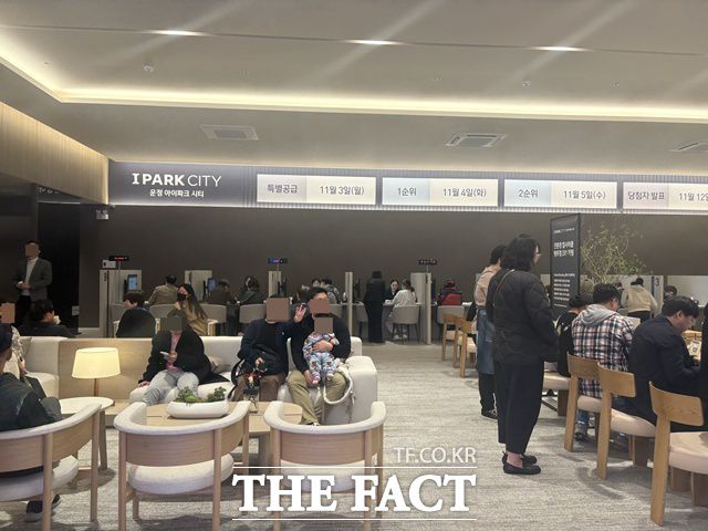 견본주택에는 평일 오전부터 내 집 마련을 꿈꾸는 실수요자들이 몰렸다. /공미나 기자