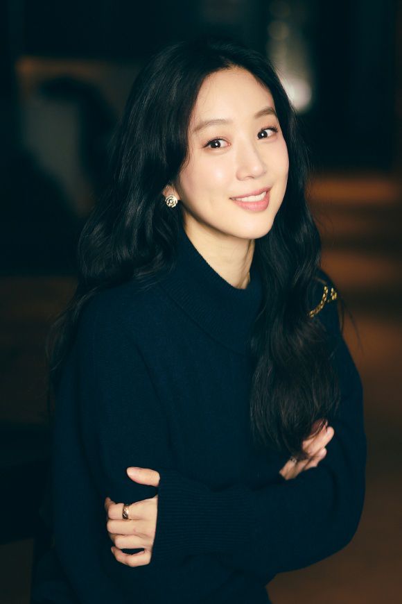 정려원은 '하얀 차를 탄 여자'에 관해 "내려놓을 수 있는 용기를 준 작품"이라고 설명했다. /㈜바이포엠스튜디오