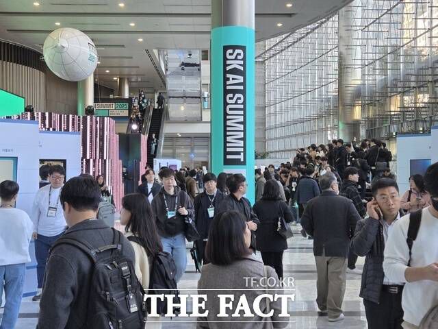 3일 서울 코엑스에서 열린 'SK AI 서밋 2025' 현장을 찾은 관람객들이 전시장 입구를 지나 주요 부스로 이동하고 있다. /삼성동=우지수 기자