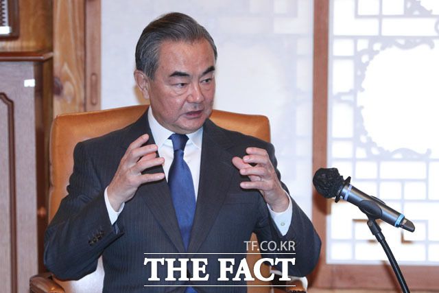 왕이 중국 외교부장은 APEC 정상회의 계기 방한 성과를 기자들에게 설명하는 자리에서 이번 중일 정상회담과 관련해 일본 측의 초청에 중국이 응해주면서 회담할 수 있었다는 취지의 발언을 했다. 양국 관계의 주도권을 중국이 가지고 있다는 의미이다. 사진은 왕이 외교부장. /국회=남윤호 기자(현장풀)