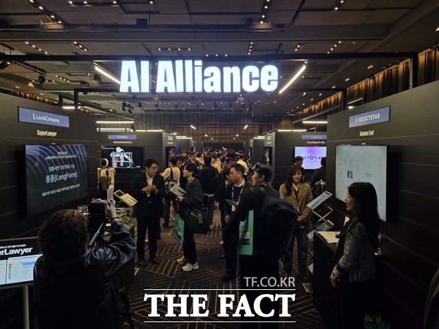 3일 서울 코엑스에서 열린 'SK AI 서밋 2025'의 AI 얼라이언스 존에서 참가자들이 각 기업의 AI 솔루션을 체험하고 있다. /삼성동=우지수 기자