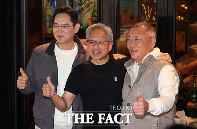 젠슨 황 엔비디아 최고경영자가 지난 10월 30일 서울 강남구 깐부치킨 삼성점에서 이재용 삼성전자 회장, 정의선 현대차그룹 회장과 함께 '치맥' 회동 후 기념촬영을 하고 있다. /서예원 기자