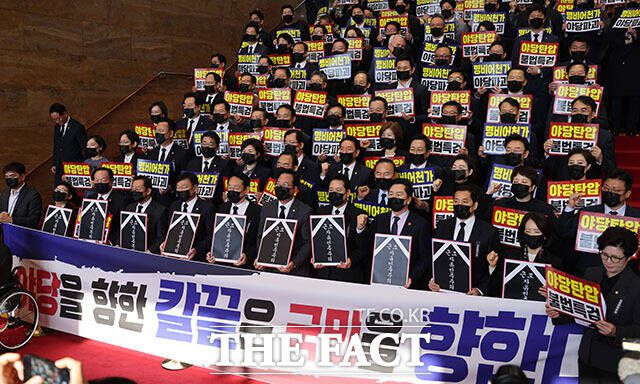 국민의힘 장동혁 대표와 송언석 원내대표를 비롯한 의원들이 4일 서울 여의도 국회 로텐더홀 계단에서 "명비어천가 야당파괴", "야당탄압 불법특검"이라고 적힌 피켓을 들고 구호를 외치고 있다. /국회=배정한 기자