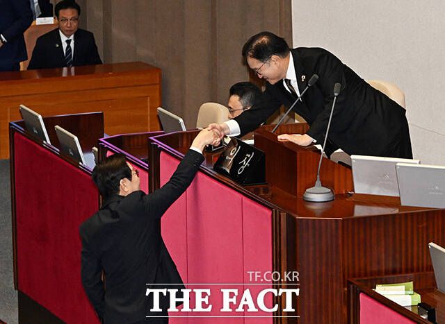 시정연설 마친 뒤 우원식 국회의장과 악수하는 이재명 대통령.