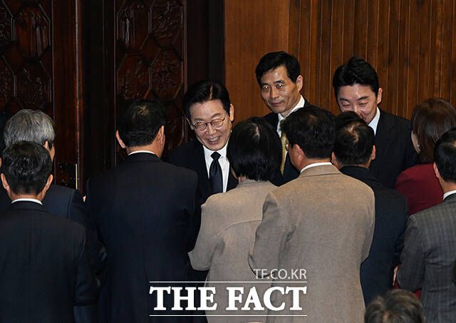 여당 의원들 박수 받으며 본회의장 나서는 이재명 대통령.