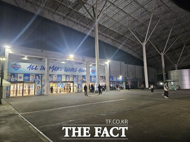 지난 28일 오후 7시 경기 화성시 화성종합경기타운 실내체육관에서 IBK기업은행과 한국도로공사의 프로배구 진에어 2025-2026 V-리그 여자부 경기가 진행됐다. 사진은 경기장 입구 앞 모습. /김명주 기자