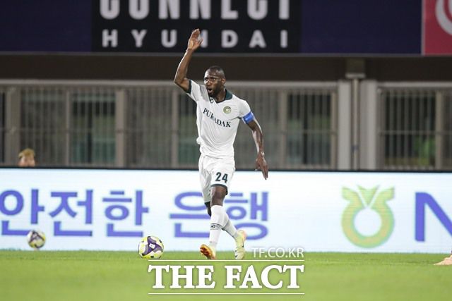 ‘하나은행 K리그2 2025’ 37라운드 MVP에 오른 김포 루이스./K리그