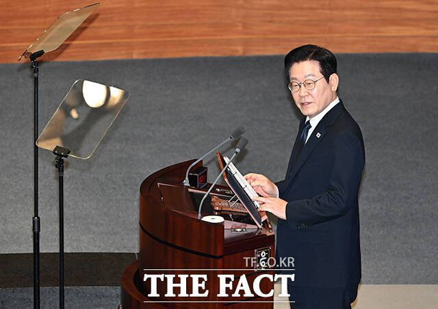 2026년도 예산안 관련 시정연설을 하기 전 야당쪽 빈 좌석을 바라보는 이재명 대통령.