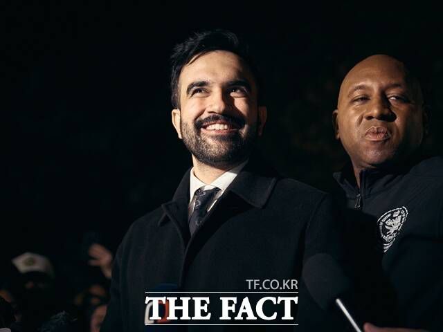 남아시아계이자 이슬람교도인 조란 맘다니 민주당 뉴욕 시장 후보가 이번 선거에서 돌풍을 일으키고 있다. 사진은 지난 3일(현지시간) 맘다니 후보가 미국 뉴욕 퀸즈버러에서 기자들의 질문에 답하는 모습. /AP.뉴시스