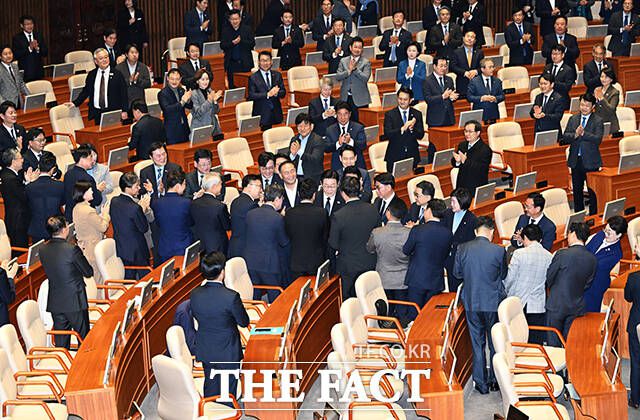 여당 의원들과 악수하며 이동하는 이재명 대통령.