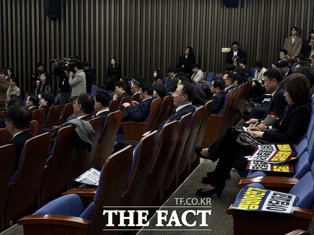 올해는 대통령의 국회 시정연설 일정이 하루 전에 공지되면서 의원들이 일정 조정에 혼선을 빚었다. 사진은 4일 오전 서울 여의도 국회에서 열린 국민의힘 의원총회에서 곳곳에 빈자리가 보이는 모습. /국회=이하린 기자