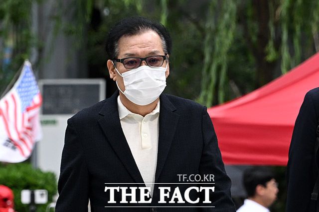 무속인 '건진법사' 전성배 씨가 지난 8월18일 오전 서울 종로구 KT광화문빌딩 웨스트에 마련된 민중기 특검 사무실에 출석하고 있다./남용희 기자