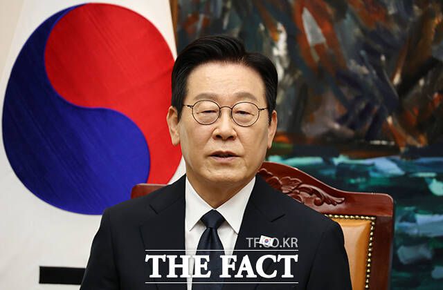 한미 양국이 관세협상 합의 내용을 담은 조인트팩트시트와 3500억달러 규모의 대미 투자에 관한 MOU를 두고 막판 조율에 들어가 조만간 결과가 나올 전망이다. 시정연설을 위해 국회를 방문한 이재명 대통령이 4일 국회의장접견실에서 우원식 국회의장 등과의 환담에서 발언하고 있다. /국회=배정한 기자