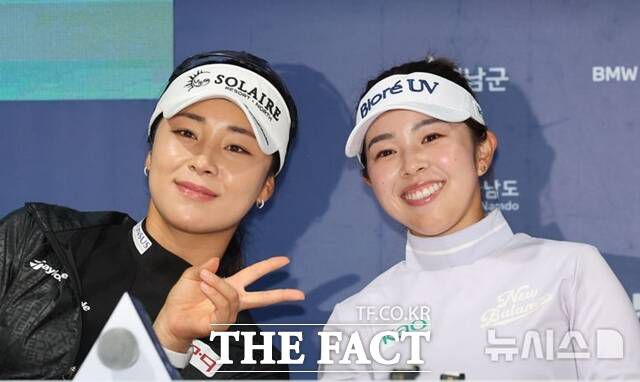 윤이나(왼쪽)가 BMW레이디스챔피언십 도중 일본의 야마시타 미유와 다정하게 포즈를 취하고 있는 모습. 둘은 올시즌 신인왕을 놓고 치열한 경쟁을 펼칠 것으로 예상됐으나 결국 야마시타 미유의 완승으로 끝났다./뉴시스