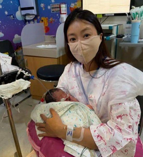 "하나님이 엄마한테 내려주신 선물이라 생각하고 평생 정윤이랑 씩씩이 행복하게 해줄게." 배우 이시영은 5일 저녁 자신의 SNS를 통해 딸 출산 소식을 직접 알렸다. /이시영 SNS