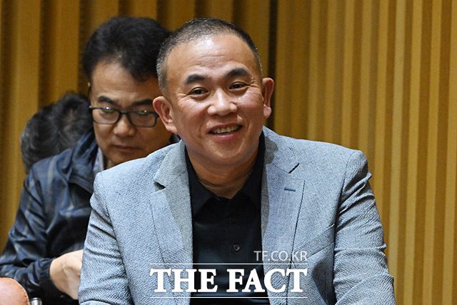 김건희 씨 공천 개입 의혹 핵심 당사자인 명태균 씨는 5일 여론조사업체였던 미래한국연구소의 실소유주가 아니라고 주장했다. 사진은 명 씨가 지난달 23일 서울 중구 서울시청에서 열린 국회 행정안전위원회의의 국정감사에 증인으로 출석한 모습. /남윤호 기자