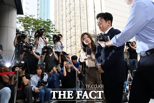 하이브 방시혁 의장이 5일 밤 경찰의 3차 소환 조사를 마치고 귀가했다. 방시혁은 하이브 임원 출신들과 함께 7월 16일 사기적 부정거래 혐의(부정거래 행위 금지 위반 혐의)로 검찰에 고발당했다. /서예원 기자