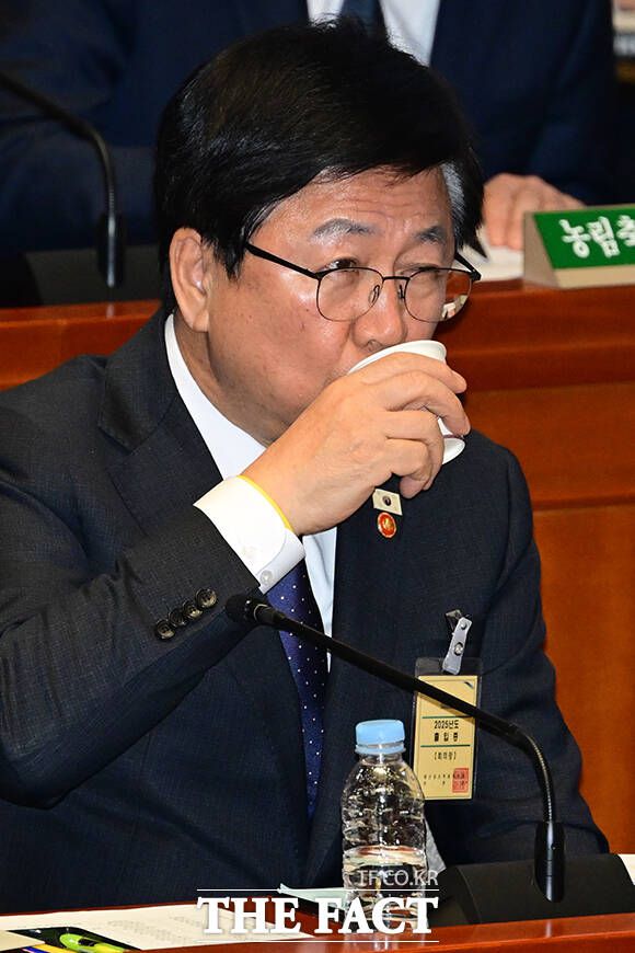 물 마시는 최교진 교육부 장관.