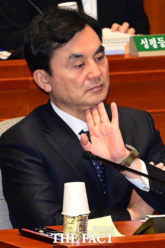 이날 회의에 참석한 안규백 국방부 장관이 생각에 잠겨있다.