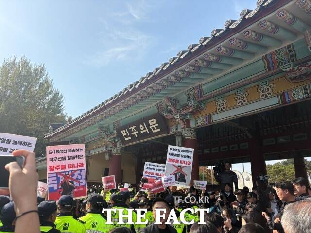 장동혁 국민의힘 대표가 6일 광주를 찾았다. 내년 6·3 지방선거를 앞둔 '서진 정책'의 신호탄으로 풀이된다. 사진은 이날 오후 광주 북구 운정동 국립5·18민주묘지 민주의문에서 광주시민들이 장 대표의 참배를 온몸으로 막고 있는 모습. /광주=김수민 기자