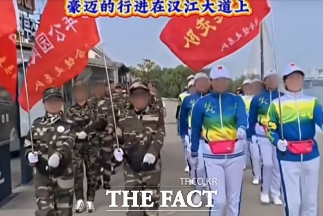 지난 10월 31일 여의도 한강공원에서 열린 것으로 추정되는 중국인 동호회의 걷기 대회 영상. /SNS 갈무리