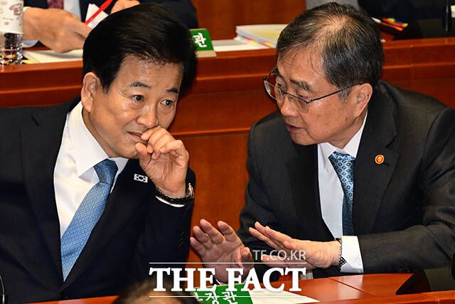 회의 참석해 대화 나누는 정동영 통일부 장관(왼쪽)과 조현 외교부 장관.