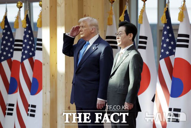 도널드 트럼프 미국 대통령이 10월 29일 경북 국립경주박물관에서 열린 공식 환영식에서 거수 경례를 하고 있다. /뉴시스