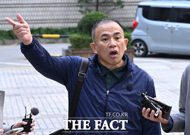 명태균 씨가 7일 서울중앙지방법원에서 열린 김건희 여사의 자본시장법 위반 등 혐의 속행 공판에 증인으로 출석하며 입장을 밝히고 있다. /이새롬 기자