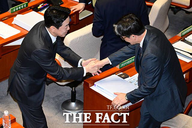 오동운 공수처장 만나 악수하는 강 실장.