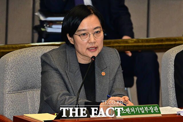 질의 답변하는 한성숙 중소벤처기업부 장관.