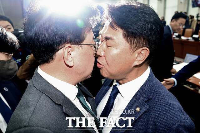 국회 운영위원회는 이날 대통령실을 상대로 국정감사를 진행했지만 김현지 대통령실 제1부속실장의 불출석 문제로 파행을 거듭했다. 송언석 국민의힘 원내대표와 이기헌 더불어민주당 의원이 이날 국감 정회 후 퇴장하는 과정에서 충돌하는 모습. /뉴시스