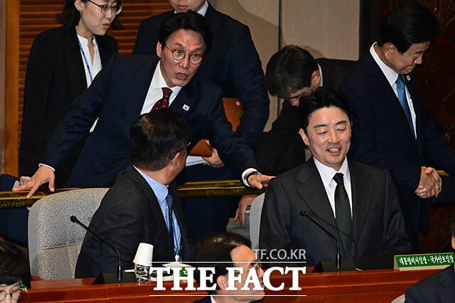 회의에 참석한 김민석 국무총리가 강 실장을 찾아 어깨를 두드리고 있다.