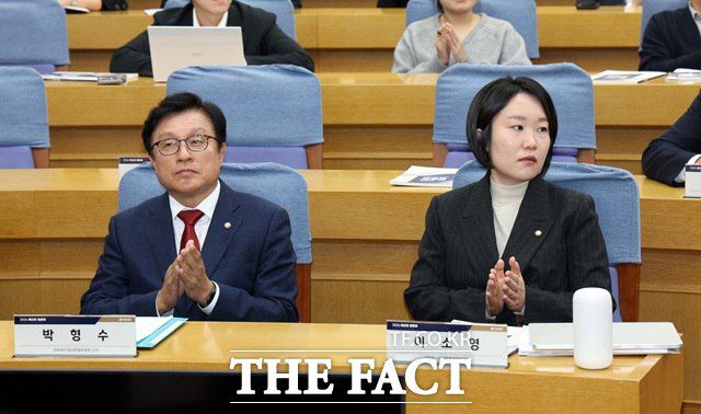 이소영(오른쪽) 국회 예산결산특별위원회 더불어민주당 간사와 박형수 국민의힘 간사가 지난 3일 오후 서울 여의도 국회 의원회관에서 열린 2026년도 예산안 토론회에서 박수치고 있다. /뉴시스