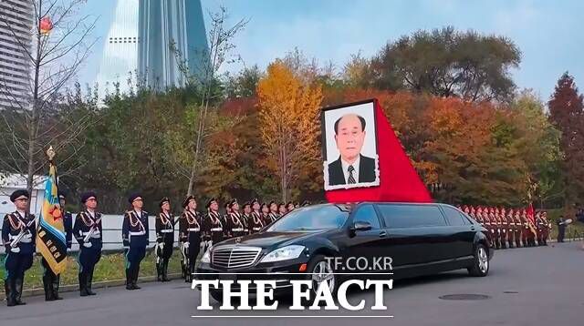 박 의원은 지난 3일 김 전 위원장 사망에 따라 지난 4~5일 조문 사절을 자청했지만 통일부는 지난 6일 정부 차원의 검토는 없다고 밝혔다. 김 전 위원장에 대한 장례식은 지난 5일 평양에서 국장으로 마무리된 바 있어서다. 사진은 평양에서 진행된 김 전 위원장 장례 모습. /뉴시스.조선중앙TV 갈무리