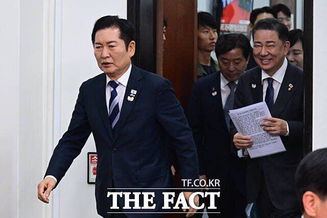 당정 간 엇박자 논란이 지속되면서 정청래 대표의 리더십이 시험대에 올랐다는 평가가 나온다. 사진은 정 대표와 김병기 원내대표. /남윤호 기자