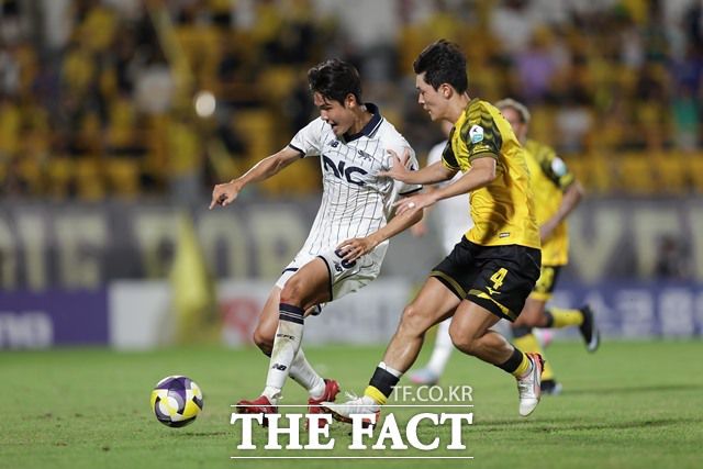 남은 2경기에서 전승을 거둬야 3위를 바라볼 수 있는 4위 전남과 5위 서울이랜드의 올 시즌 경기 장면./K리그