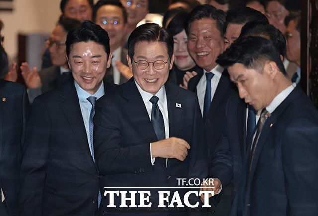 더불어민주당이 3일 현직 대통령에 대한 형사재판을 중지하는 내용을 담은 재판중지법을 추진하지 않기로 했다. 이재명 대통령이 4일 오전 서울 여의도 국회에서 시정연설을 마친 뒤 정청래 대표 등과 인사하고 있는 모습./배정한 기자