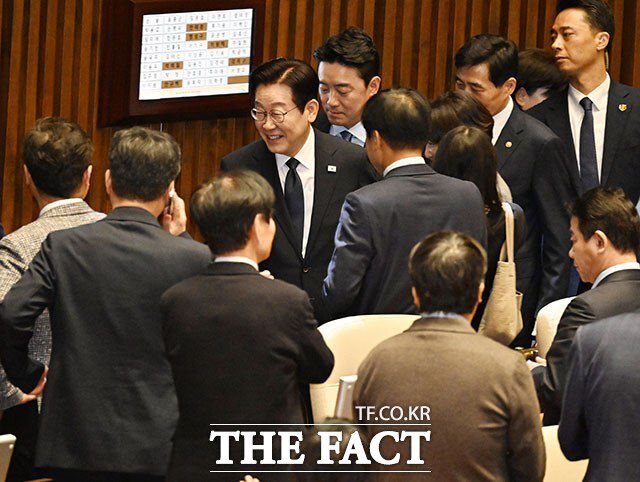 지난 4일 서울 여의도 국회 본회의에서 내년도 정부 예산안에 대한 시정연설 후 여당 의원들과 악수하며 퇴장하는 이재명 대통령. / 뉴시스