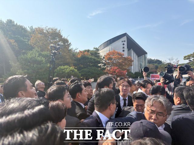 장동혁 국민의힘 대표가 6일 광주를 찾아 국립 5·18 민주묘지를 참배하려고 했지만 광주 시민단체의 반발로 끝내 참배하지 못하고 돌아갔다. /광주=김수민 기자