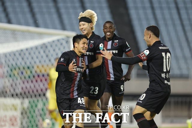 잔여 경기에서 1승만 해도 3위를 확정하는 부천선수들./K리그
