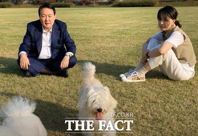 6일 민중기 특별검사팀의 윤석열 전 대통령 자택 압수수색에서 디올 제품이 스무개 넘게 나왔다. 사진은 김건희 씨가 디올의 스니커즈 143만 원·셔츠 175만 원 제품을 착용하고 반려견과 함께 한 모습. /더팩트 DB