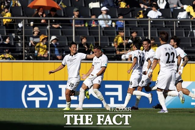 4위 전남과 5위 서울이랜드를 승점 1점 차로 추격 중인 성남 선수들./K리그