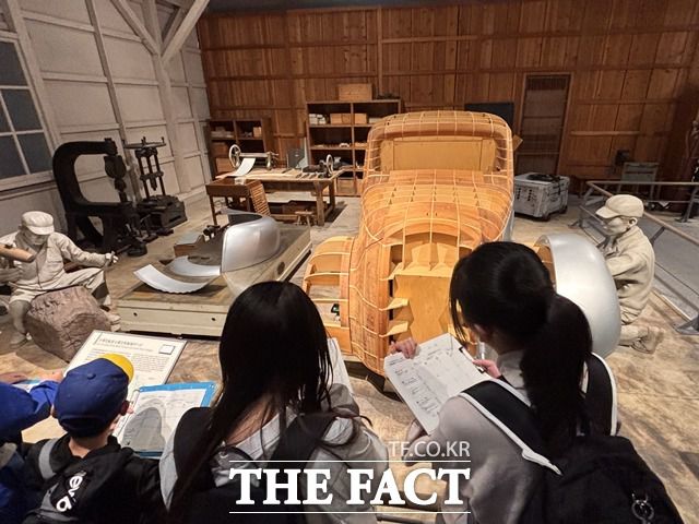 토요다 키이치로가 나무틀에 철판을 두드려 차체를 제작하던 과정을 재현한 전시. /황지향 기자