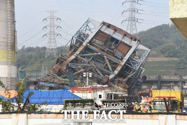 소방당국이 한국동서발전 울산화력발전소 보일러 타워 5호기 붕괴 현장에서 위험 징후가 나타나 중단했던 수색·구조 작업 재개를 검토하고 있다./뉴시스