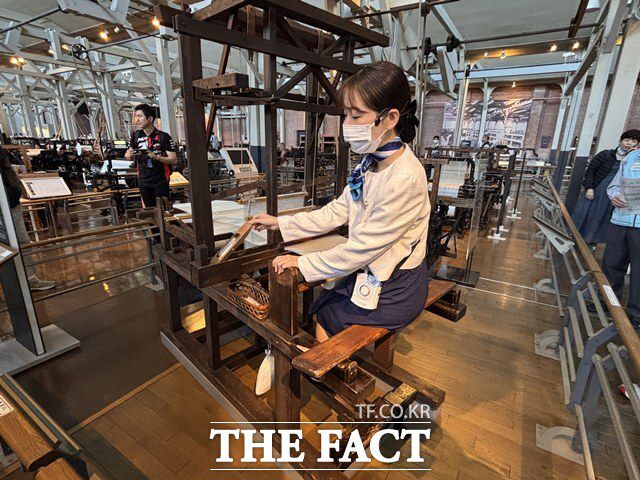 토요다 사키치가 발명한 수동 방직기를 직원이 시연하고 있다. /황지향 기자