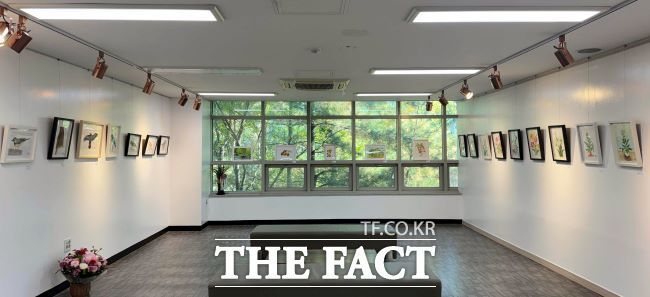 이동문 작가 '구순의 붓끝, 꽃, 새 깃들다' 전시회 모습. /안양시