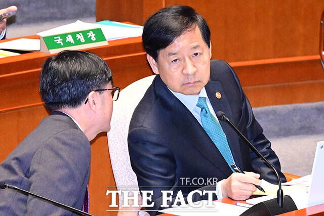 임기근 기재부 2차관과 대화하는 구 부총리.